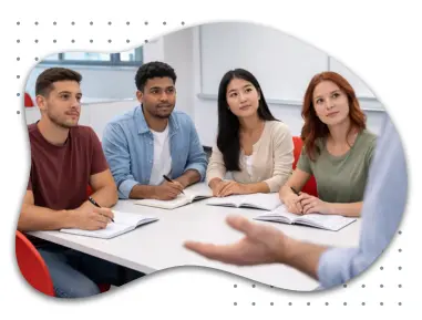  Kleingruppe junger Erwachsener lernt Deutsch in Wien – konzentrierte Schreibübung im modernen Klassenraum