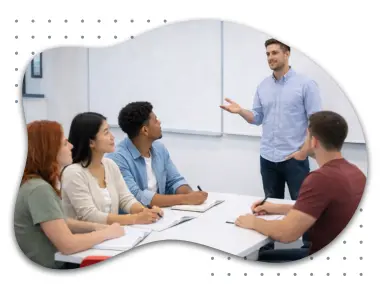 Eine Gruppe von sechs jungen Erwachsenen steht in Wien vor einem Tramposten, alle lächeln freundlich. Sie tragen moderne Frühlingskleidung und halten Ordner oder Notizblöcke, bereit für ihren Deutschkurs.