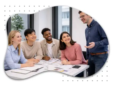 Eine Gruppe von sechs jungen Erwachsenen steht in Wien vor einem Tramposten, alle lächeln freundlich. Sie tragen moderne Frühlingskleidung und halten Ordner oder Notizblöcke, bereit für ihren Deutschkurs.