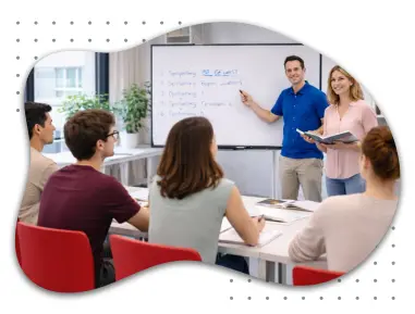  Kleingruppe junger Erwachsener lernt Deutsch in Wien – konzentrierte Schreibübung im modernen Klassenraum